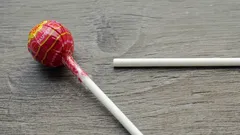 Perché nel bastoncino del lecca-lecca c’è un foro aggiuntivo?